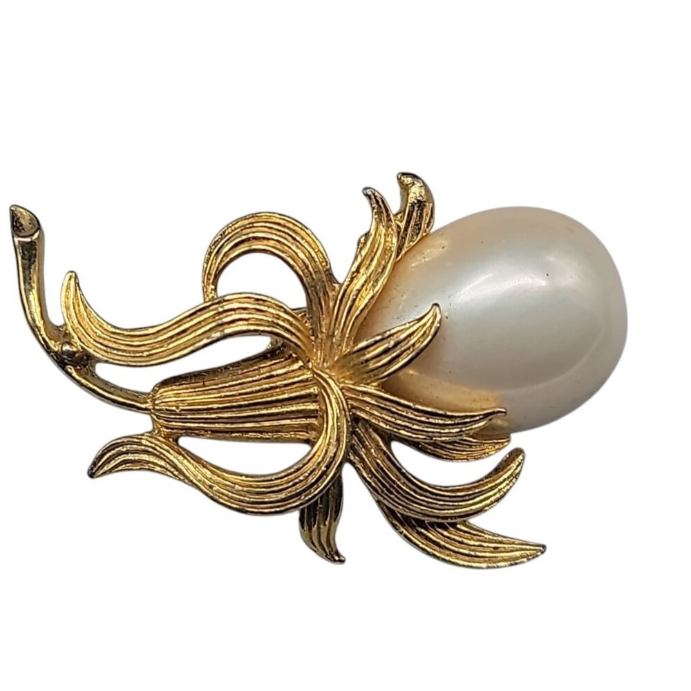Large Mabe Faux Pearl Flower Brooch Vintage Gold Tone Petals Stem 1960s Unsigned